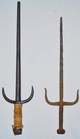 Два античных сай: окинавский восьмигранный сай и меньший индонезийский чабанг