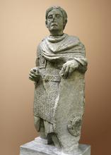 Статуя галло-римского воина эпохи Августа, одеторого в лорика хамата