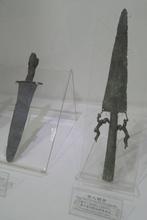 Японское бронзовое копье с фигурами подвешенных людей, 2 в.до н.э. - 1 в.н.э.