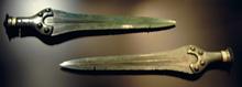 Мечи, найденные вместе с Диском из Небры (1600 гг. до н.э.). Типологически, эти мечи имеют тип «Sögel», но просматривается влияние типа «Hajdúsámson-Apa»