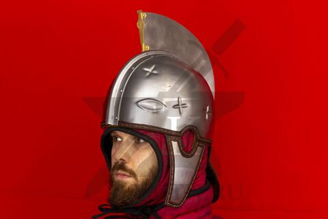 Шлем римский пехотный из Интерцизы, с гребнем, вид в три четверти