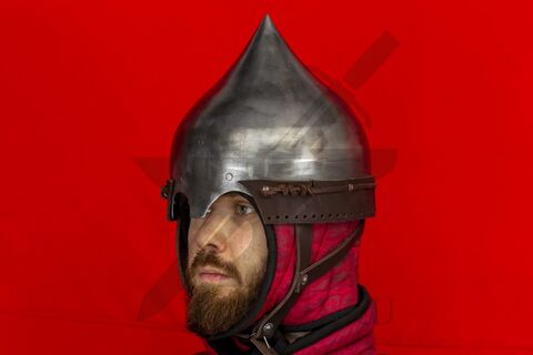 Шлем шатровидный из Артиллерийского музея, вид в три четверти