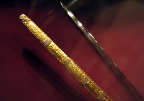 Имперский меч и ножны, представленные в императорской сокровищнице Хофбурга (Вена, Австрия)