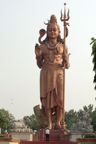 Статуя Шивы с тришулой в Рангпури, Дели