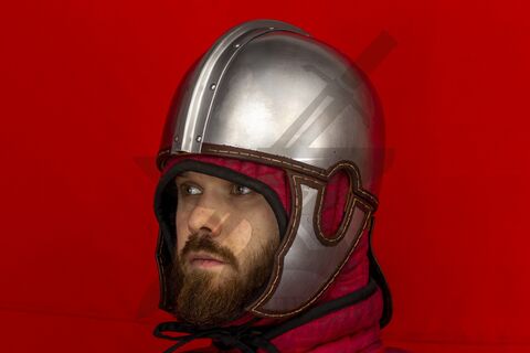 Шлем интерциза из Аугста, вид в три четверти