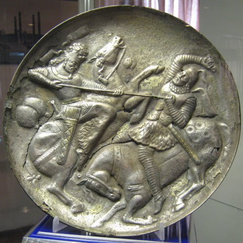 Сассанианская серебряная пластина с изображением боя, в котором использовался контос