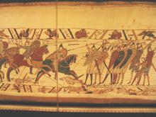 Гобелен Байе (фрагмент). Норманская кавалерия, вооруженная копьями, атакует стену щитов англосаксов
