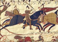 Изображение Гарольда Годвинсона на гобелене из Байе. Гарольд и его хускерлы изображены в норманнских шлемах