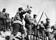Китайские солдаты из «Группы Большого Меча» во время японского вторжения в провинцию Джехол, Китай, 1933 г.