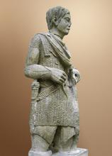 Статуя галло-римского воина эпохи Августа, одеторого в лорика хамата