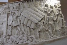 Строй "черепаха" во время осады, изображение с колонны Траяна