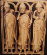 Каплевидные щиты, изображенные на мемориальной доске 12 века