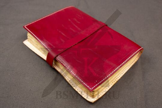 Тетрадь для записей с кожаной обложкой, состаренная, цвет красный, вид сбоку