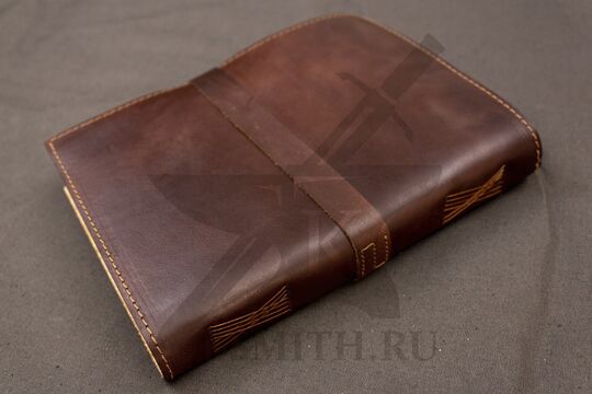 Тетрадь для записей с кожаной обложкой, состаренная, цвет темно-коричневый, вид со стороны переплета