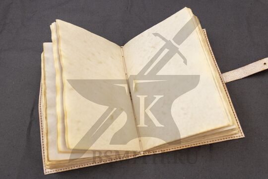 Тетрадь для записей с кожаной обложкой, состаренная, цвет темно-коричневый, раскрытая