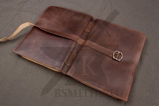 Тетрадь для записей с кожаной обложкой, состаренная, цвет темно-коричневый, вид со стороны обложки