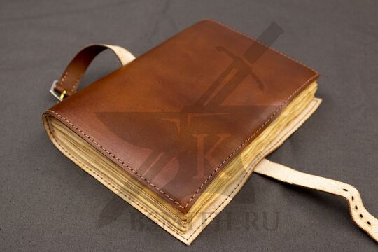 Тетрадь для записей с кожаной обложкой, состаренная, цвет коньячный, вид сбоку