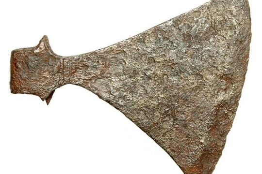 Боевой топор, найденный в Темзе в графстве Суррей, Англия (артефакт)