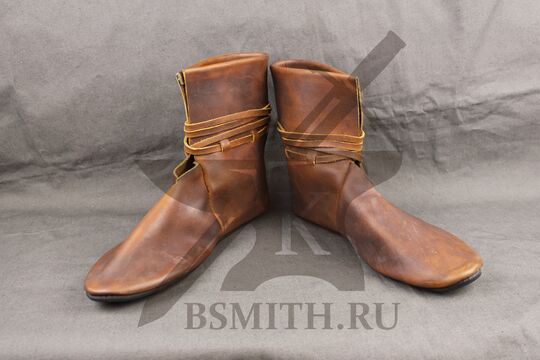 Ботинки ранее средневековье (Новгород) с высоким берцем, выворотные, вид спереди