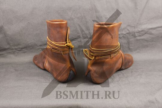 Ботинки ранее средневековье (Новгород) с высоким берцем, выворотные, вид сбоку-сзади