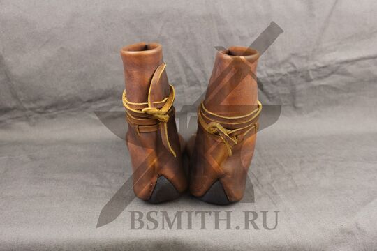 Ботинки ранее средневековье (Новгород) с высоким берцем, выворотные, вид сзади
