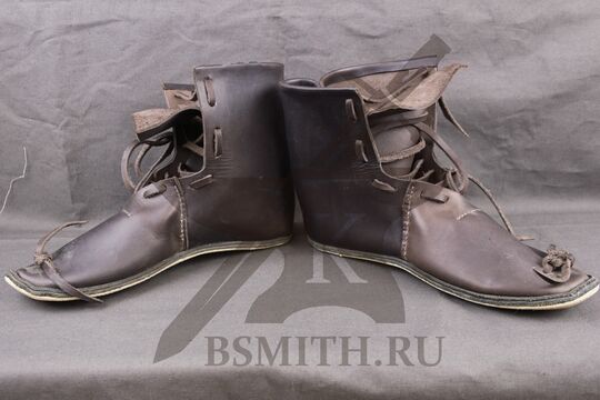 Ботинки средневековые для ИСБ, темно-коричневые, вид спереди