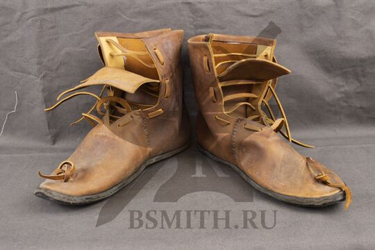 Ботинки средневековые для ИСБ, коричневые, вид спереди