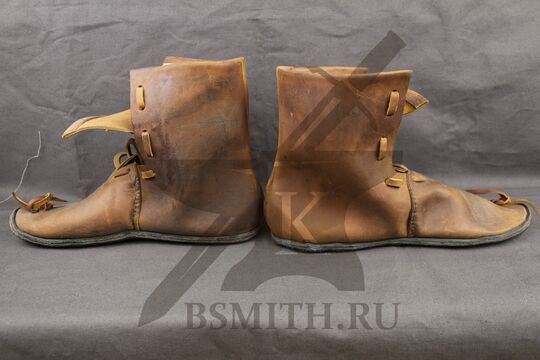 Ботинки средневековые для ИСБ, коричневые, вид сбоку