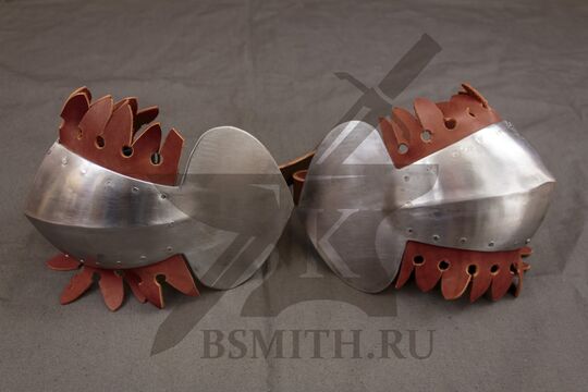 Налокотники с фестонами, 15 век, вид сбоку