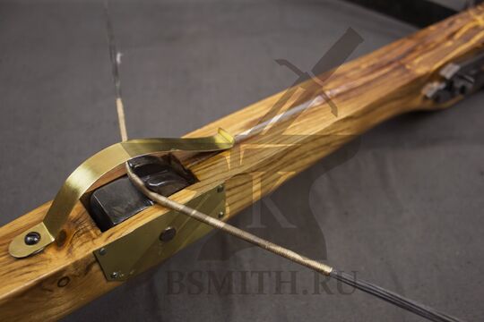 Арбалет средневековый поздний, вид со стороны ореха