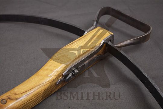 Арбалет средневековый поздний, вид с обратной стороны на стремя