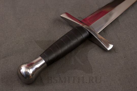 Кинжал квилон граненый, эфес крупно со стороны навершия