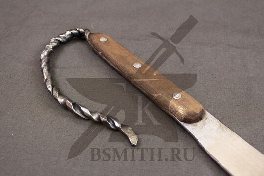 Эрзац фальшион с деревянными накладками, эфес крупно со стороны клинка