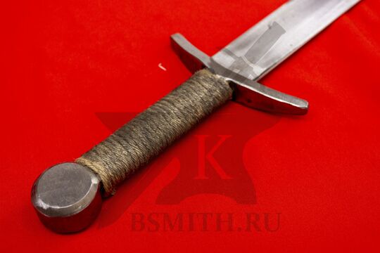 Фальшион с шипом тренировочный, эфес крупно со стороны навершия Фальшион с шипом тренировочный, эфес крупно со стороны навершия