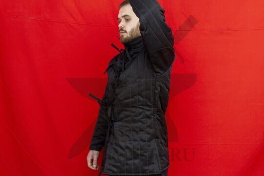 Стеганая куртка, 2 слоя, 80 см, грета, вид в три четверти, с поднятой рукой