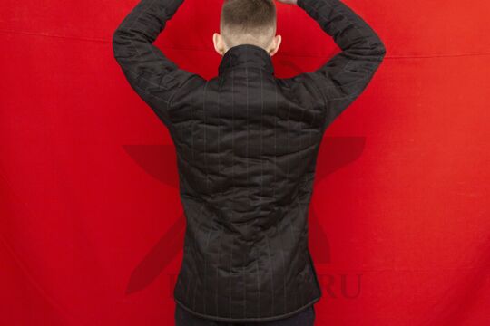Стеганая куртка, 2 слоя, 80 см, грета, вид со спины с поднятыми руками