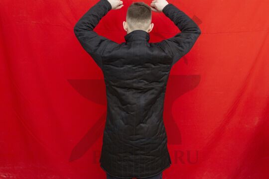 Стеганая куртка, 2 слоя, 100 см, грета, вид со спины с поднятыми руками