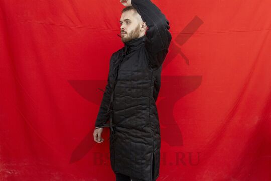 Стеганая куртка, 2 слоя, 100 см, грета, вид в три четверти с поднятой рукой