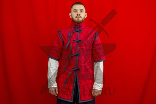 Поддоспешник стеганый красный с коротким рукавом, 3 слоя, лен