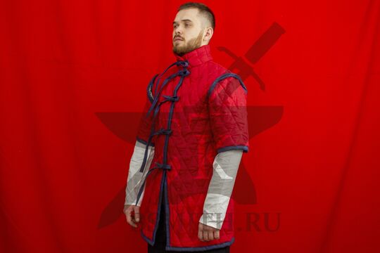 Поддоспешник стеганый красный с коротким рукавом, 3 слоя, лен, вид в три четверти