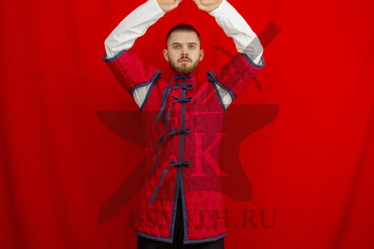 Поддоспешник стеганый красный с коротким рукавом, 3 слоя, лен, вид спереди с разведенными руками