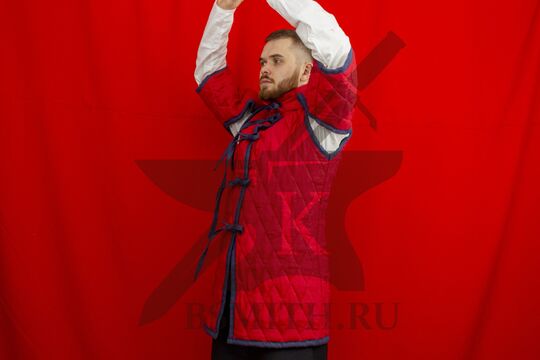 Поддоспешник стеганый красный с коротким рукавом, 3 слоя, лен, вид в три четверти с разведенными руками