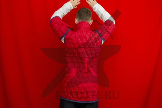 Поддоспешник стеганый красный с коротким рукавом, 3 слоя, лен, вид со спины с разведенными руками