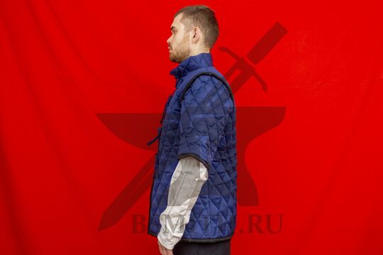 Поддоспешник стеганый в клетку, короткий рукав, 3 слоя, грета, вид сбоку