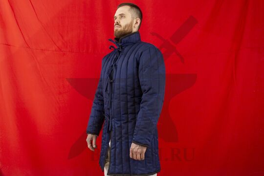 Поддоспешник стеганый удлиненный, 3 слоя, грета, вид в три четверти, синий