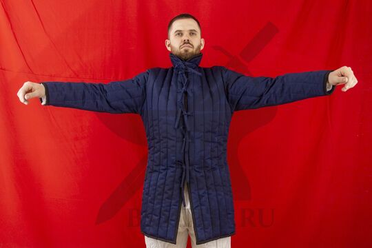 Поддоспешник стеганый удлиненный, 3 слоя, грета, вид спереди с разведенными руками, синий