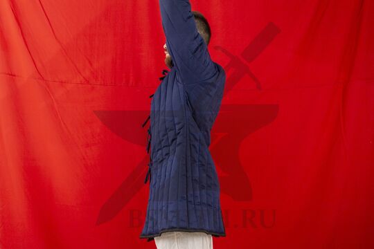 Поддоспешник стеганый удлиненный, 3 слоя, грета, вид сбоку с разведенными руками, синий
