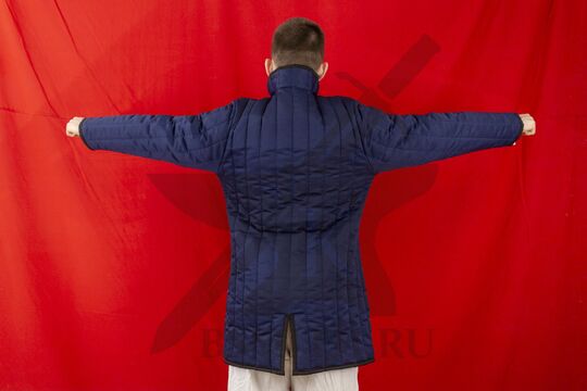 Поддоспешник стеганый удлиненный, 3 слоя, грета, вид со спины с разведенными руками, синий