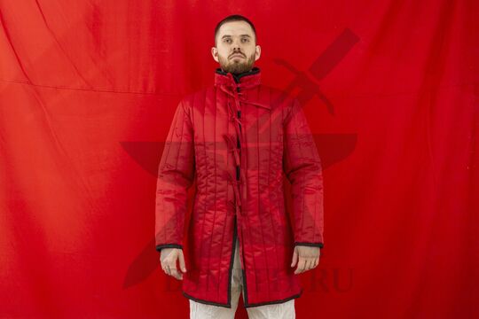 Поддоспешник стеганый удлиненный, 3 слоя, грета, вид спереди, красный