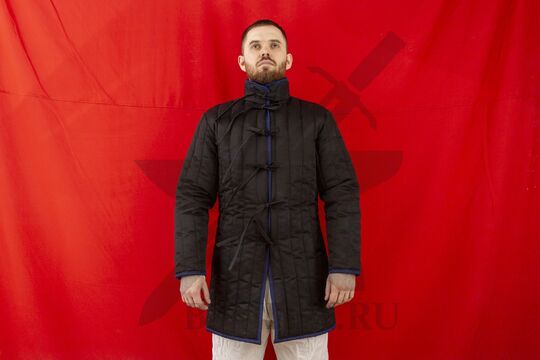 Поддоспешник стеганый удлиненный, 3 слоя, грета, вид спереди, черный